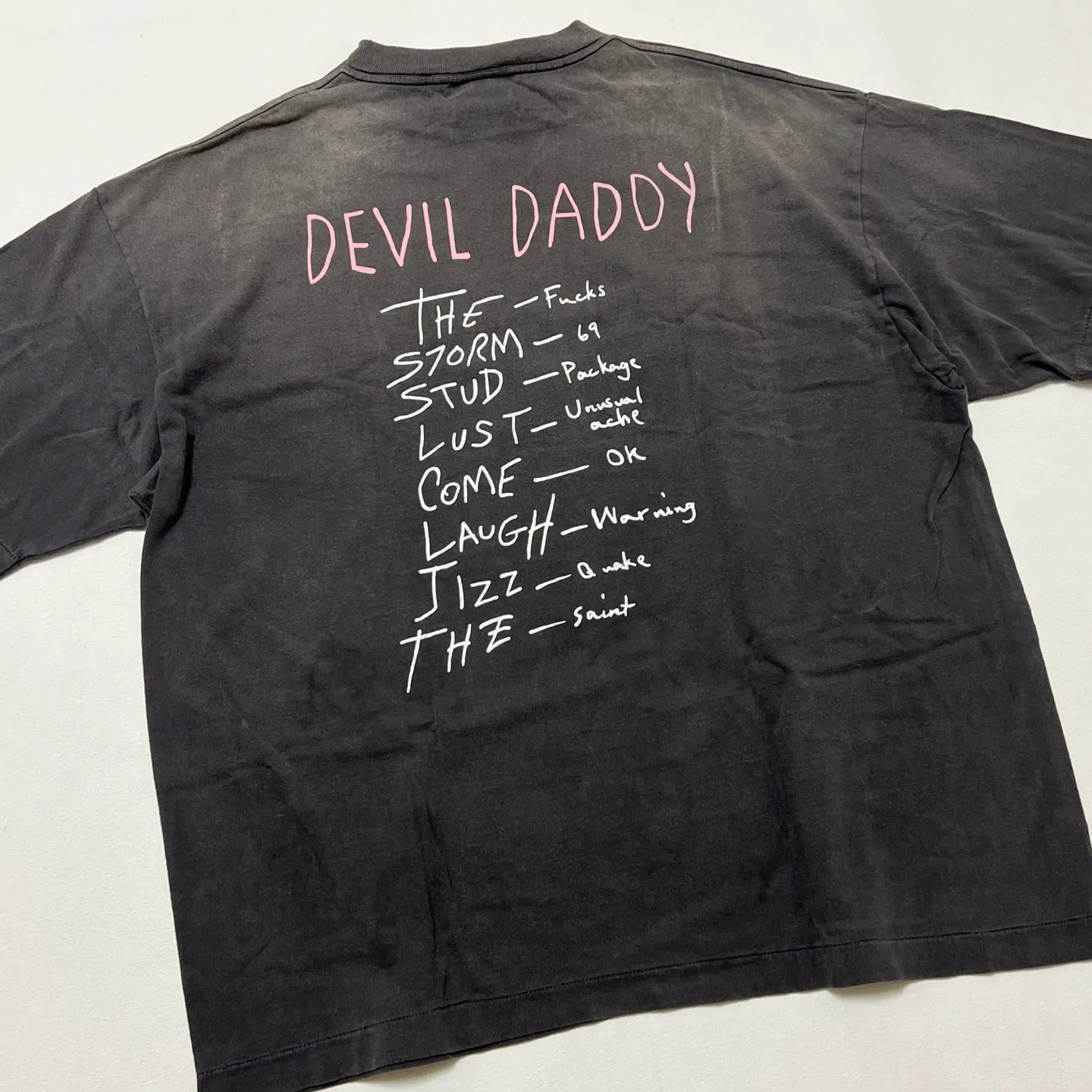 SAINT Mxxxxxx SS TEE/DEVIL DADDY/BLK Virgin Mary retro distressed printed tee, washed black S-XL, this season's hottest item, in order to give you an authentic experience, repeated debugging and polishing in printing and washing, finally meet you, the same old style, the same as the original version, cylindrical side seam OE yarn fabric/completely matched accessories, garment dyeing, heavy washing and water fading, bust bandage fading.
